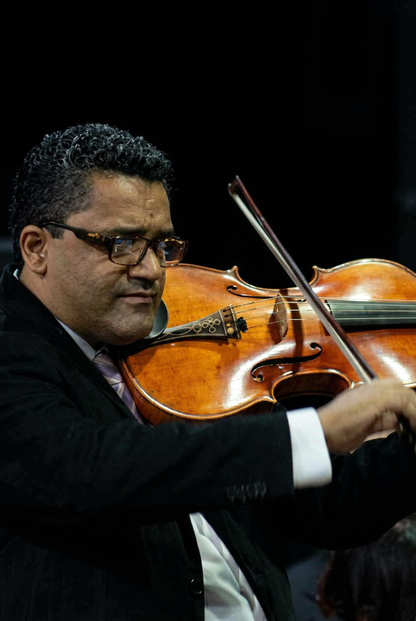 Willian Rodrigues tocando violino em apresentação de gala